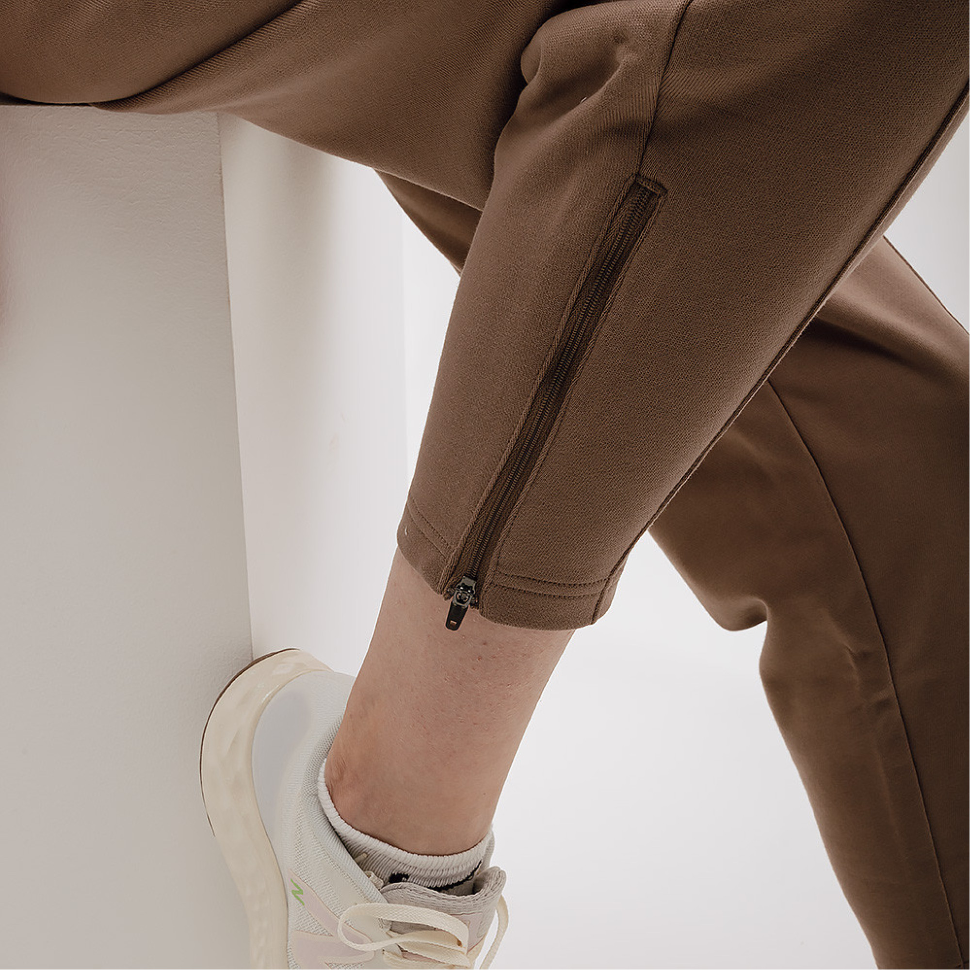 Жіночі штани New Balance Athletics Pearl Коричневий L (7dWP31550MS L) - 1 - Robinzon.ua