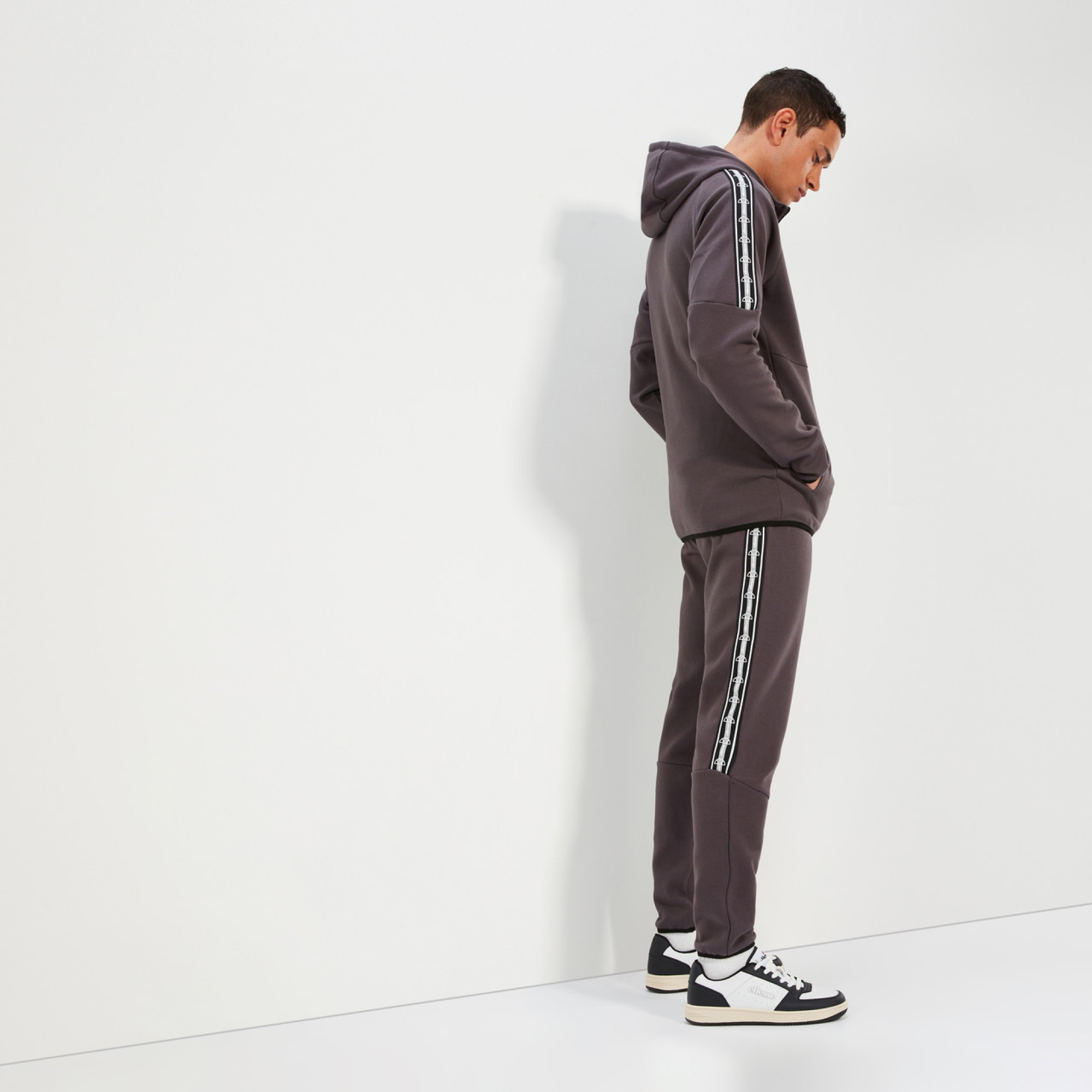 Чоловічі Штани Ellesse Speciale Track Pant Сірий 2XL (7dSXT19101-103 2XL) - 1 - Robinzon.ua