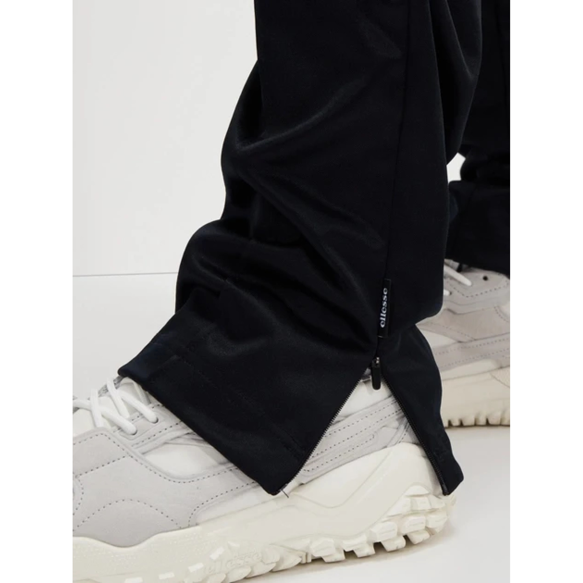 Чоловічі Штани Ellesse Salino Track pant Чорний S (7dSUV20194-011 S) - 4 - Robinzon.ua