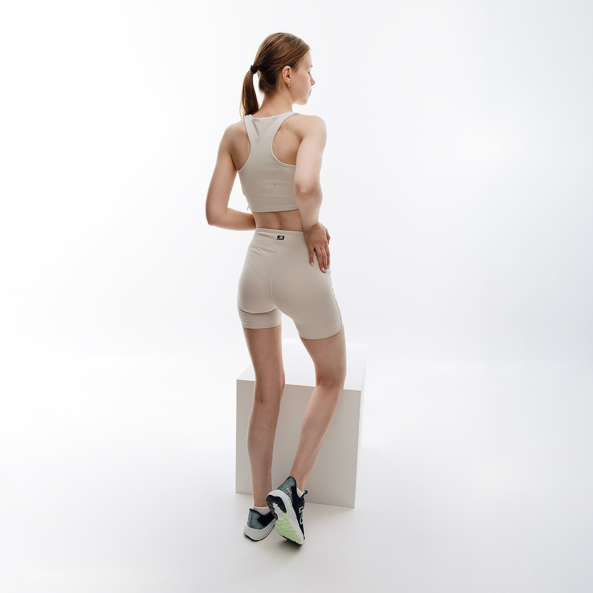 Женский Топ New Balance Essentials Reimagined Bra Бежевый M (7dWB31500MBM M) - 2 - Robinzon.ua