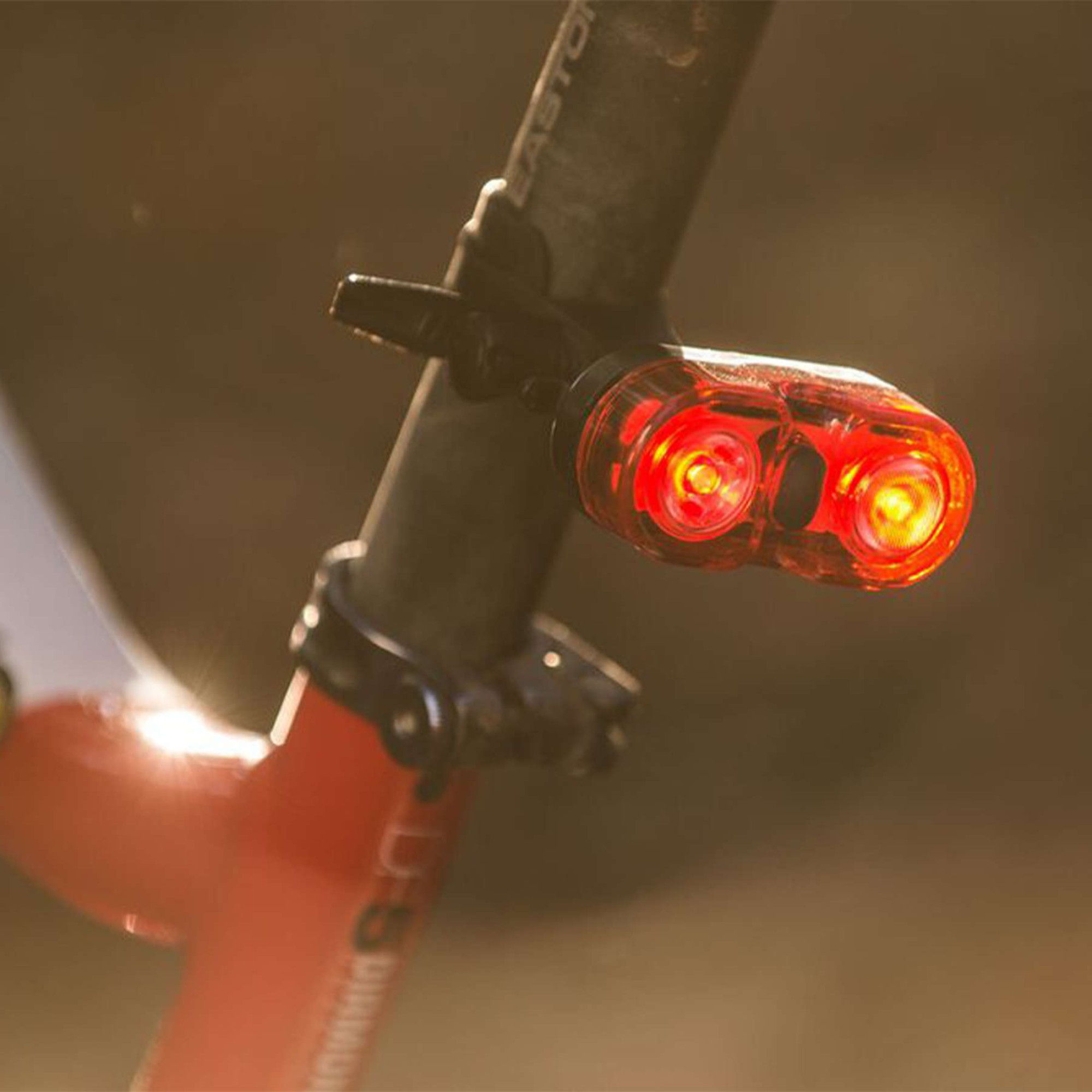 Ліхтар велосипедний задній Mactronic Wall’e (18 Lm) (L-BPM-2SL) - Robinzon.ua