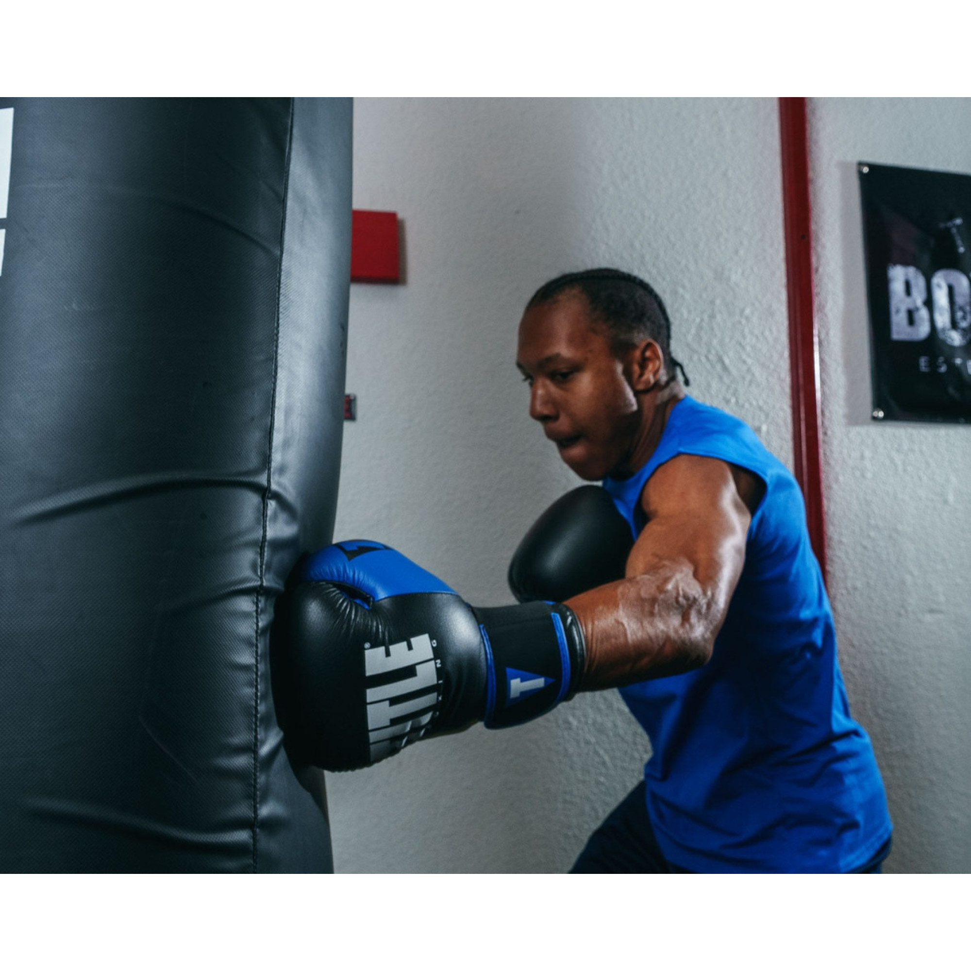Боксерські рукавиці TITLE Boxing Dynamic Strike Black/Blue 12 oz - 6 - Robinzon.ua