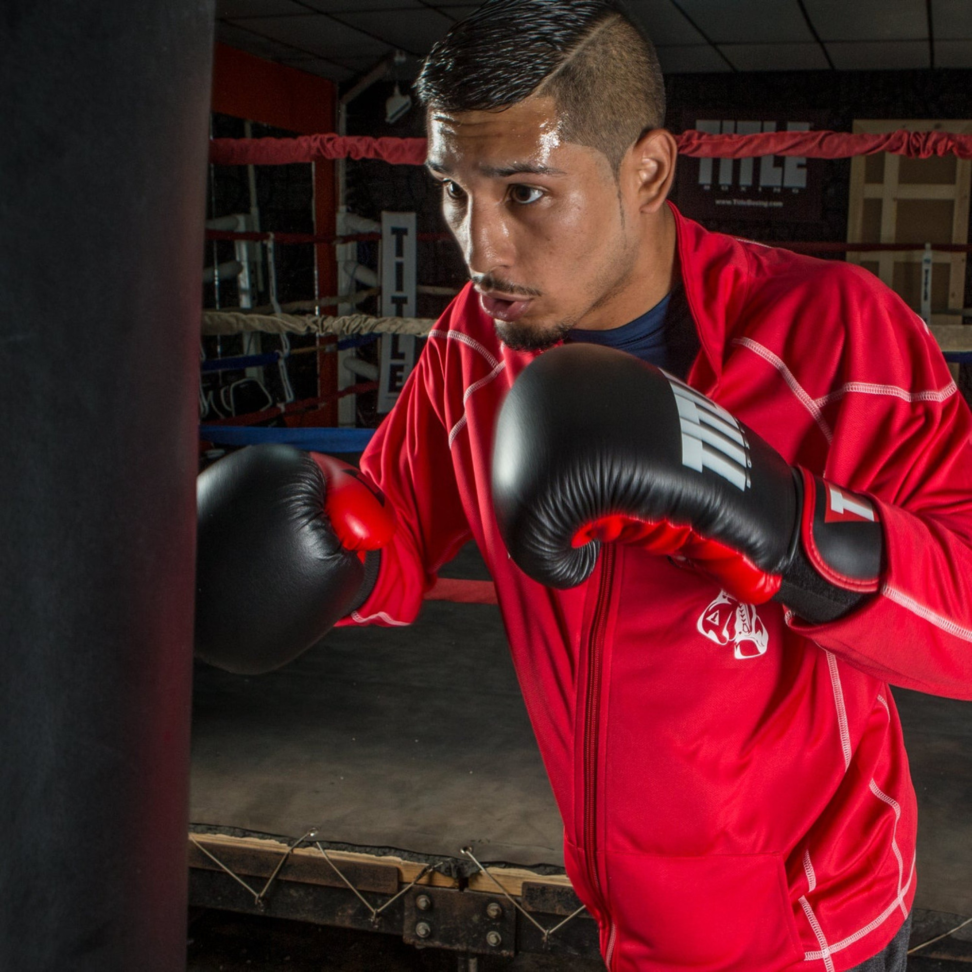 Боксерські рукавиці TITLE Boxing Dynamic Strike Black/Red 16 oz - 5 - Robinzon.ua