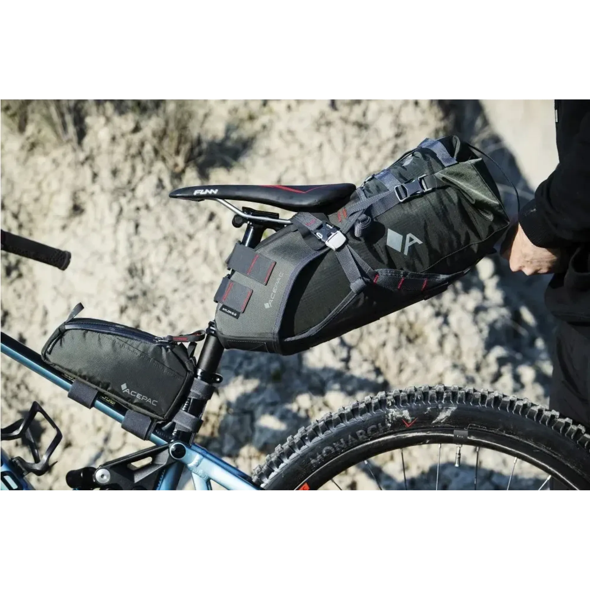 Сумка подседельная Acepac Saddle Drybag 16, Black (ACPC 120302) 2021 - 7 - Robinzon.ua