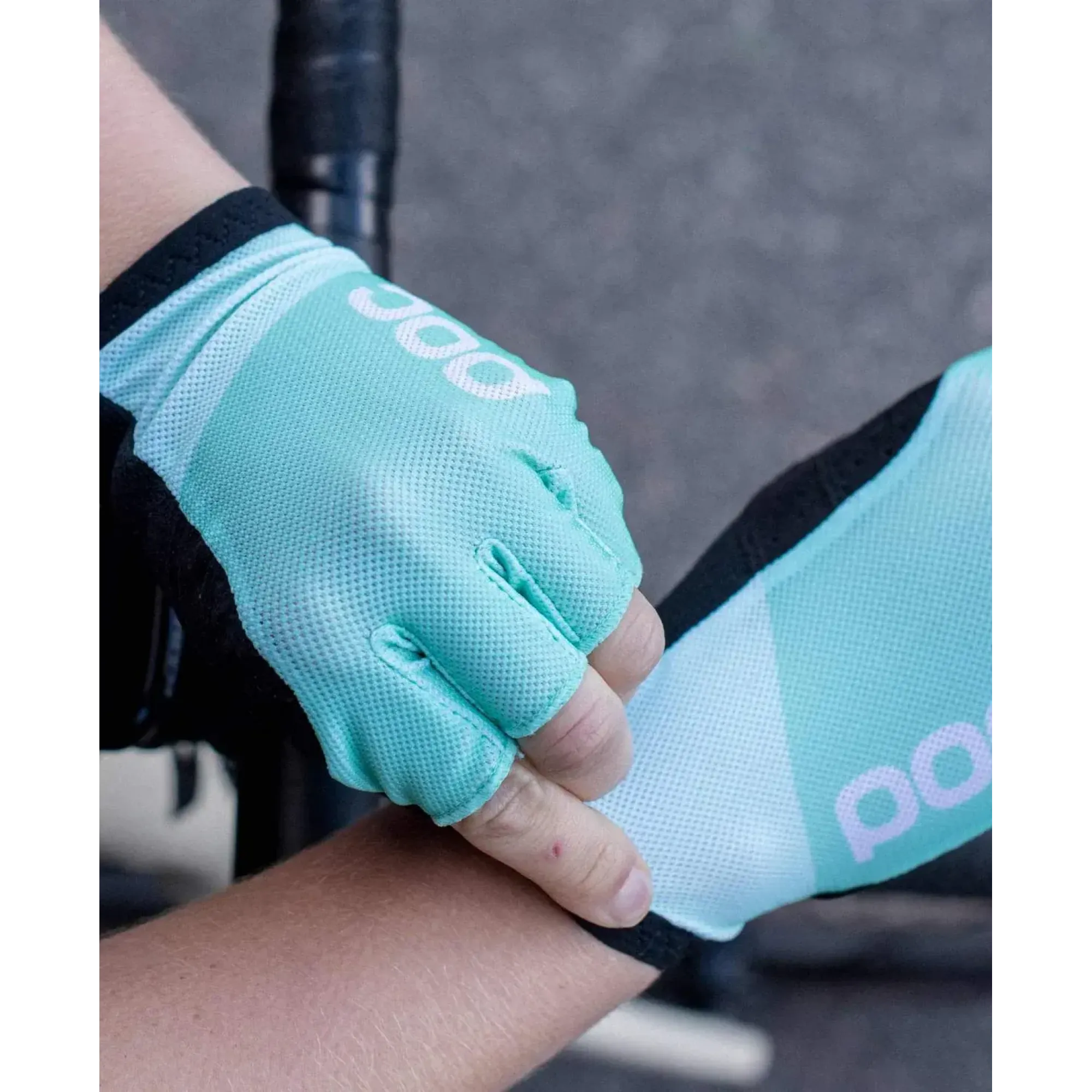 Велоперчатки POC Essential Road Mesh Short Glove Lt Fluorite Green/Fluorite Green, M (PC 303718311MED1) - 1 - Robinzon.ua