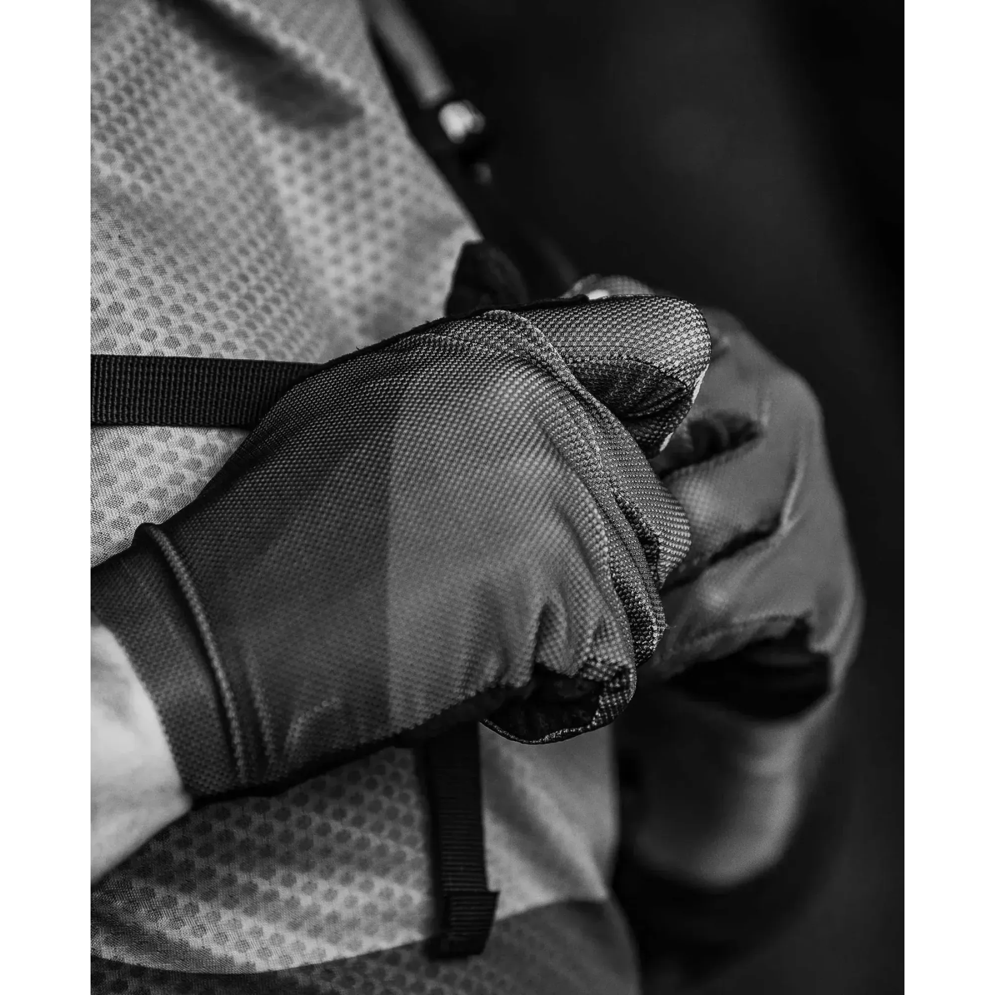 Велоперчатки POC Essential Mesh Glove, Uranium Black/Oxolane Gray, XL (PC 303728191XLG1) - 1 - Robinzon.ua