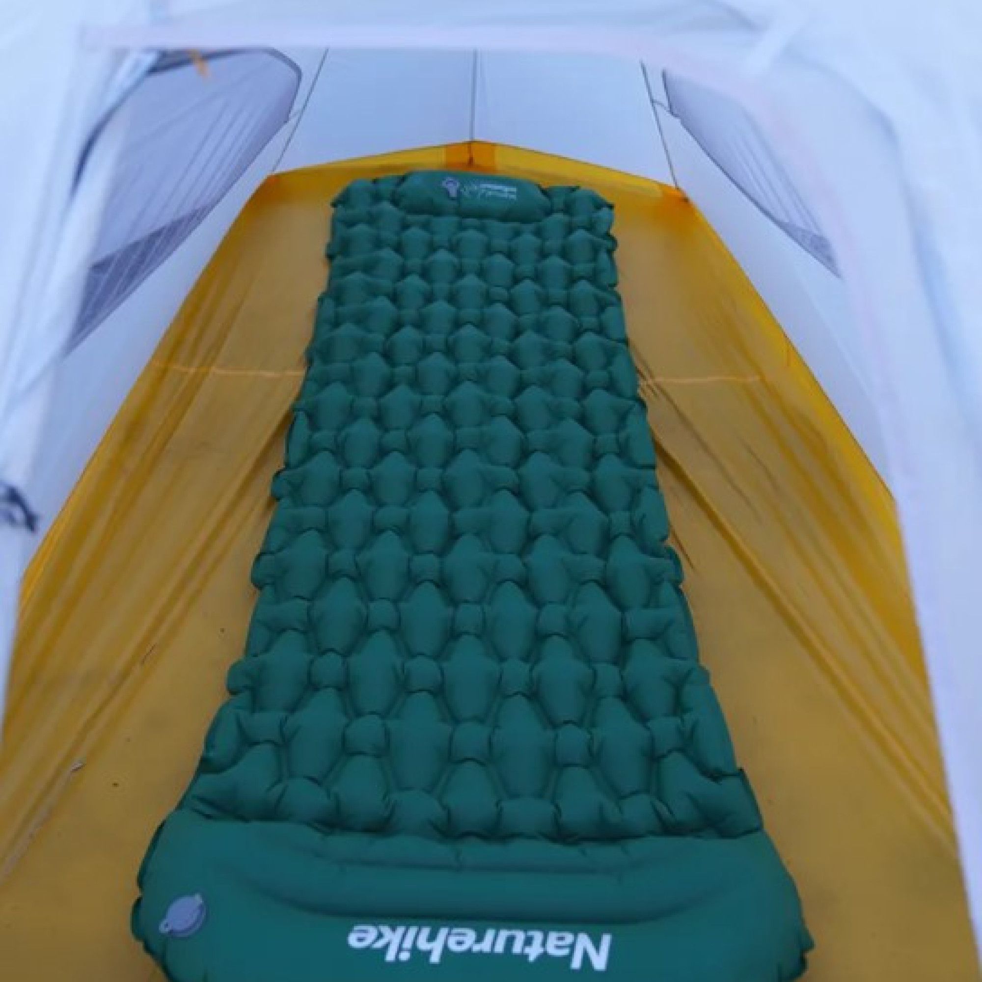 Килимок надувний з подушкою з помпою для надування Naturehike синій CNK2300DZ0001 - 3 Килимок надувний з подушкою з помпою для надування Naturehike синій CNK2300DZ0001 - 3 - Robinzon.ua