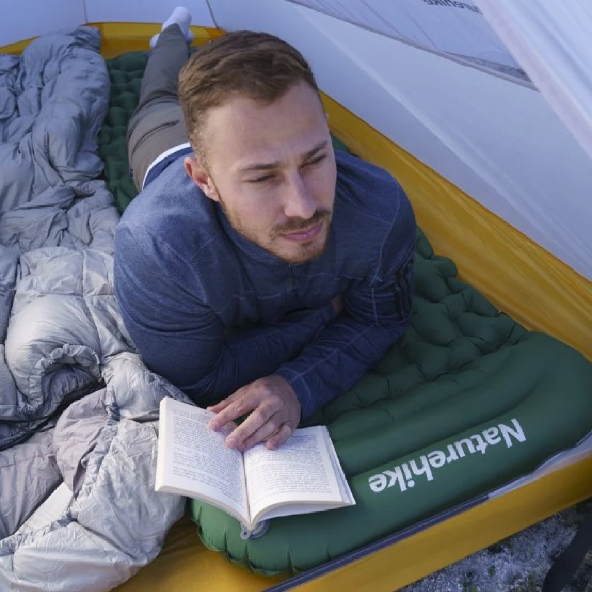 Килимок надувний з подушкою з помпою для надування Naturehike синій CNK2300DZ0001 - 2 Килимок надувний з подушкою з помпою для надування Naturehike синій CNK2300DZ0001 - 2 - Robinzon.ua