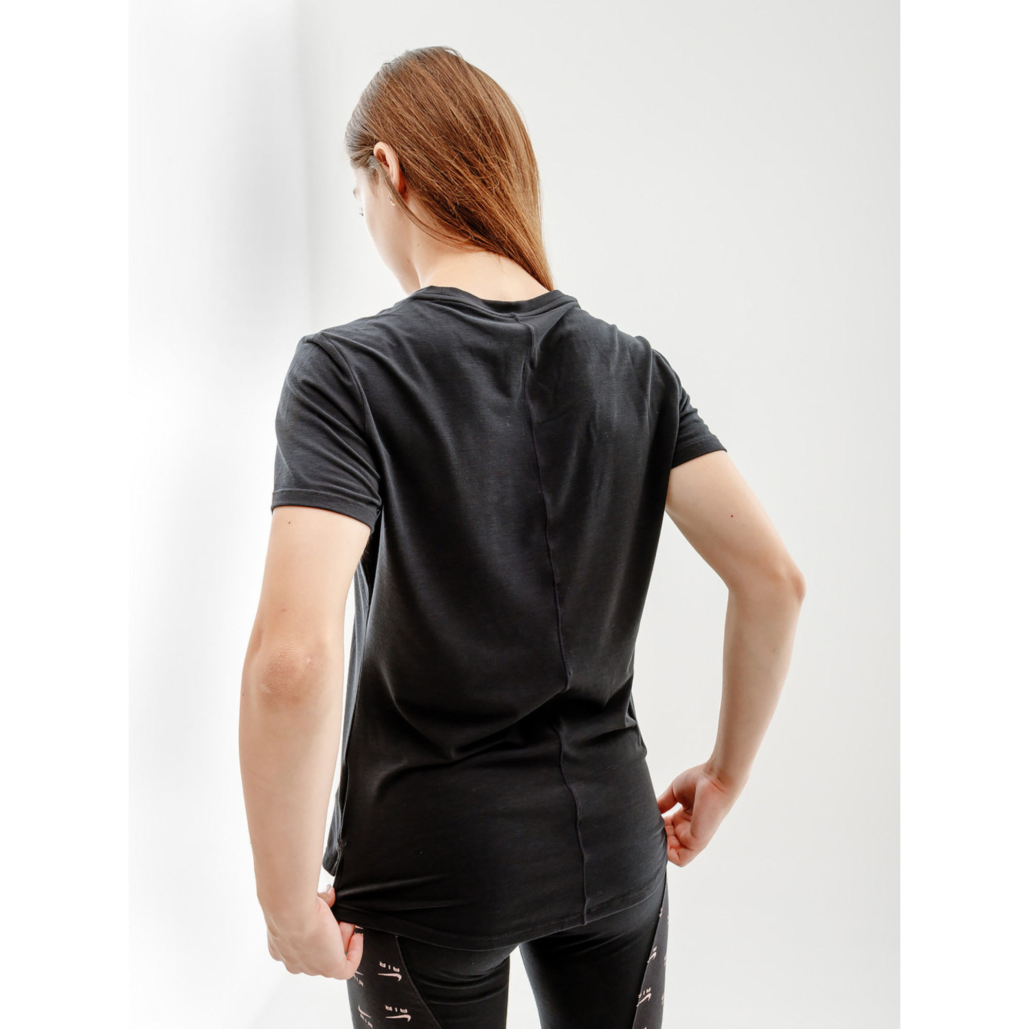 Жіноча Футболка Nike W NK ONE LUXE DF SS STD TOP Чорний  L (7dDD0618-010 L) - 2 - Robinzon.ua