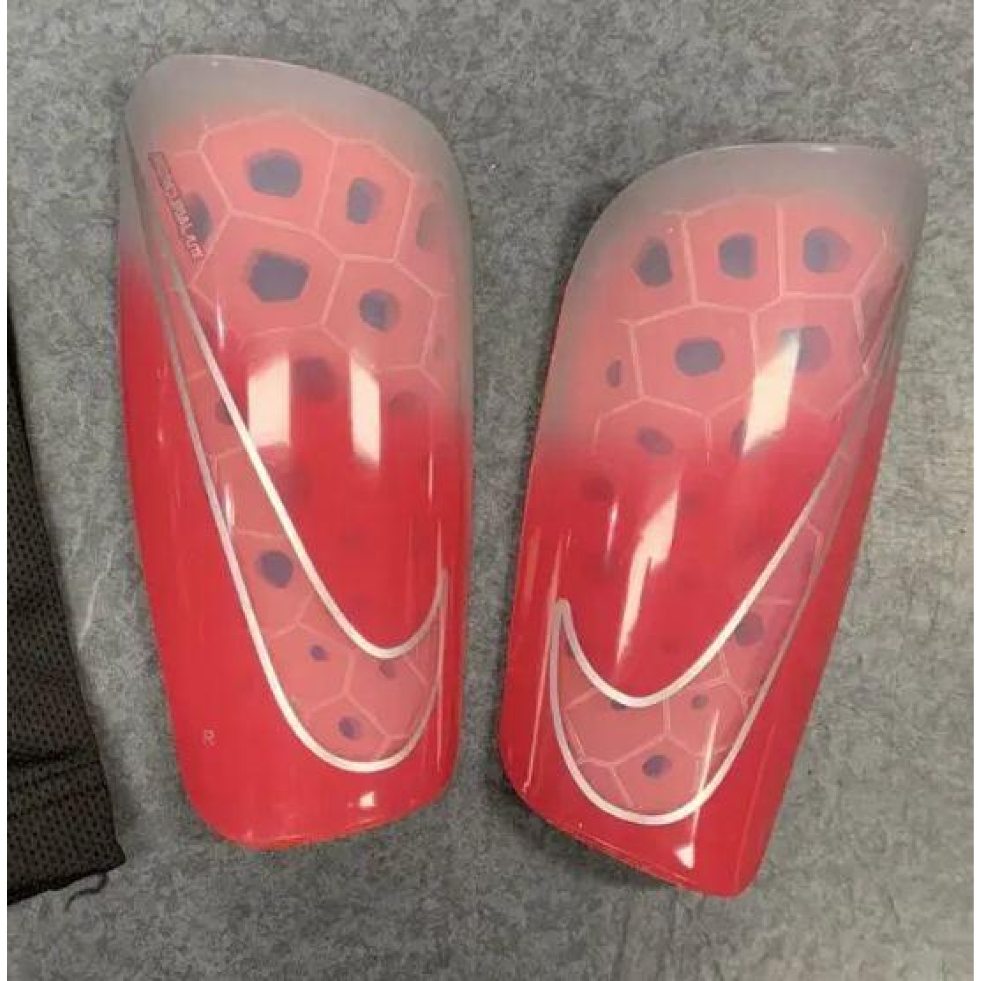 Футбольні щитки Nike Mercurial Lite Футбольні щитки Nike Mercurial Lite - Robinzon.ua