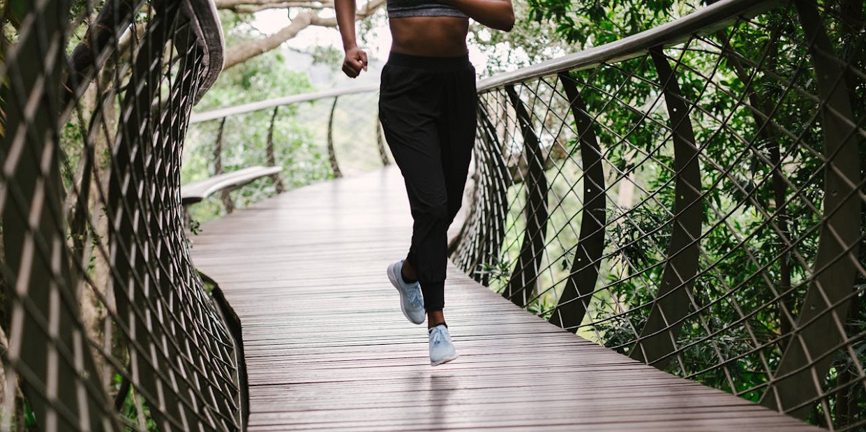 Екіпіровка для бігу на свіжому повітрі: вибір бігового одягу та взуття з урахуванням сезону - Robinzon.ua