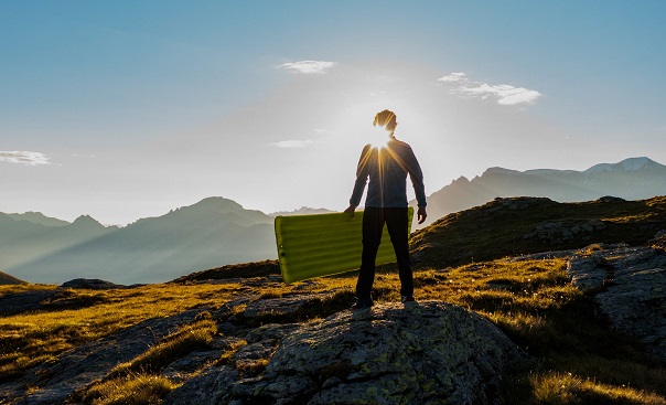 Як вибрати туристичний каремат: види, матеріали, призначення - Robinzon.ua