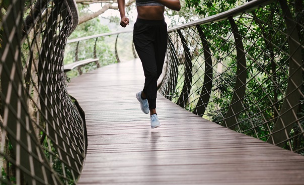 Екіпіровка для бігу на свіжому повітрі: вибір бігового одягу та взуття з урахуванням сезону - Robinzon.ua