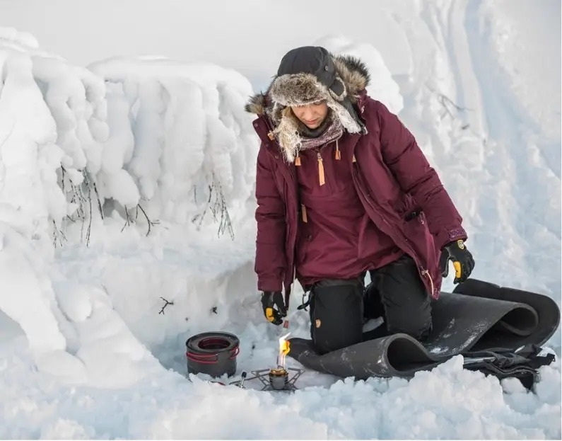 Городская женская теплая мембранная парка Fjallraven Nuuk Parka, L - Dark Garnet (89655.356.L) 2021 - 3 - Robinzon.ua