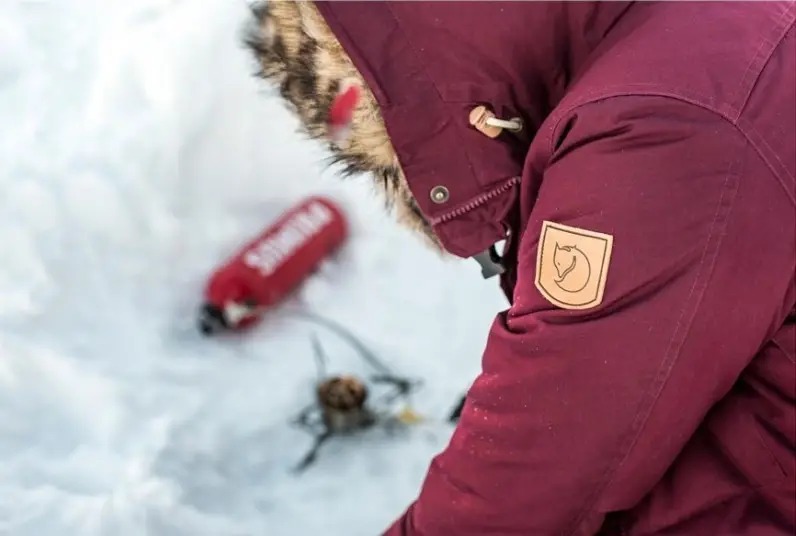 Городская женская теплая мембранная парка Fjallraven Nuuk Parka, L - Dark Garnet (89655.356.L) 2021 - 4 - Robinzon.ua
